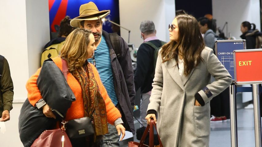 Schauspielerin Nina Dobrev (l.) mit ihren Eltern am Flughafen in Los Angeles