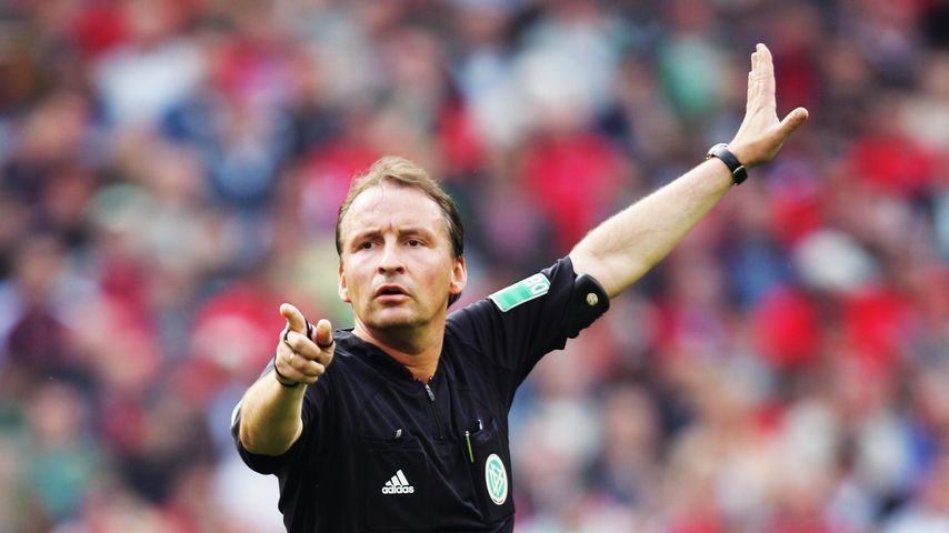 Schiedsrichter Lutz Wagner bei einem Spiel im Jahr 2005