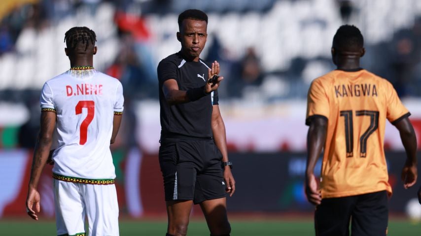 Schiedsrichter Omar Artan leitet Mali gegen Sambia beim Afrika-Cup 2025 in Casablanca