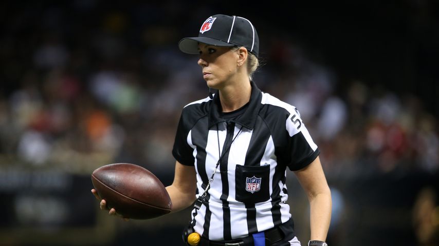 "Down Judge" Sarah Thomas im August 2015
