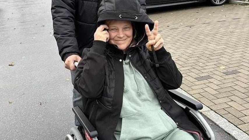 Fans entsetzt: Schlagersängerin Nicki sitzt im Rollstuhl