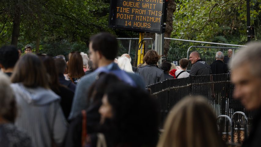 Die Menschenschlange vor der Westminster Hall in London