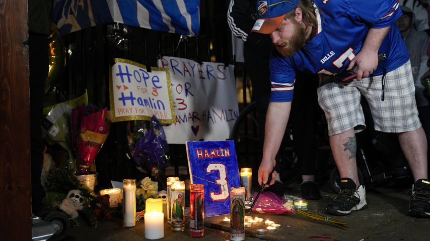 Schrein für Damar Hamlin vor dem University of Cincinnati Medical Center