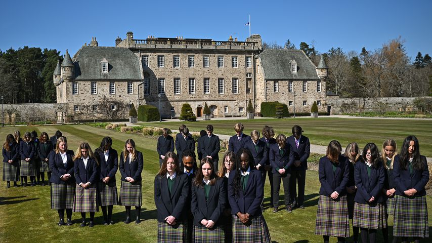 Schüler von Prinz Philips ehemaliger Schule Gordonstoun in Schottland während der Schweigeminute