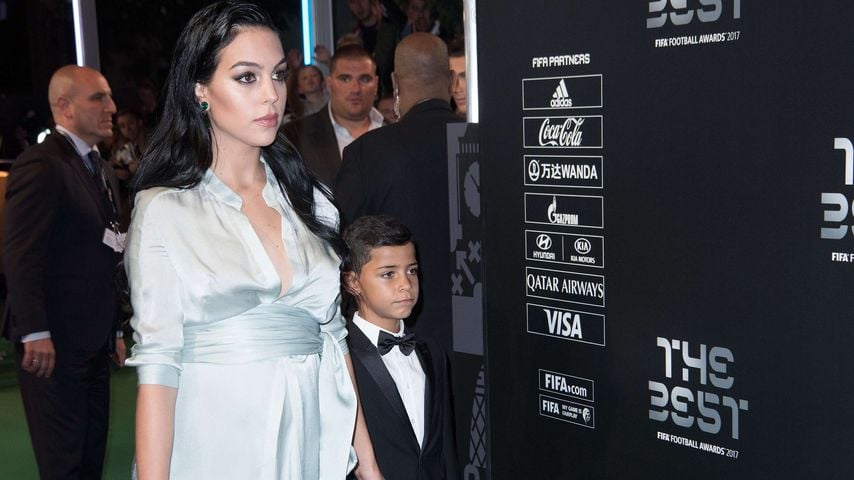 Georgina Rodriguez und Cristiano Ronaldo Jr. bei The Best FIFA Football Awards in London