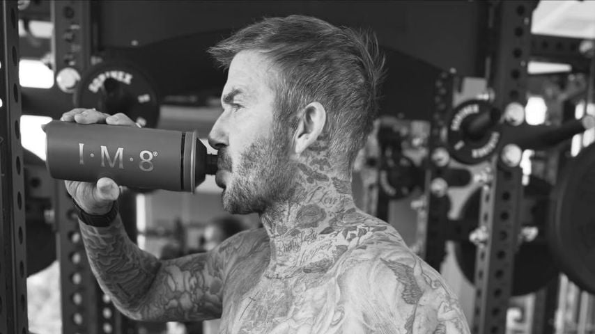 David Beckham zeigt Muskeln und Tattoos beim Home-Workout
