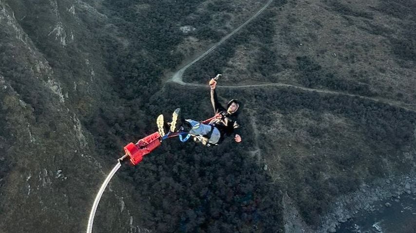 Bungee: Sydney Sweeney und Scooter springen von Klippe