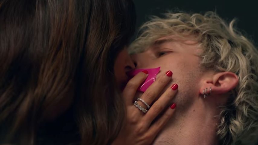 Machine Gun Kelly und Megan Fox im Musikvideo zu "Bloody Valentine"