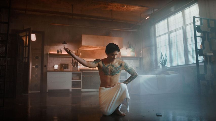 Freizügiger Spot: Hier trägt Julien Bam nur ein Handtuch!