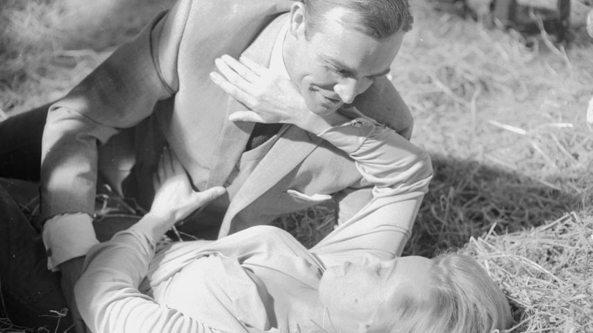 Regisseur kritisiert: James Bond hat Frauen vergewaltigt
