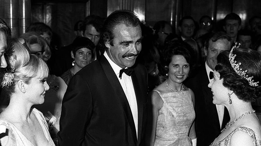 Sean Connery und Queen Elizabeth II. im Jahr 1967