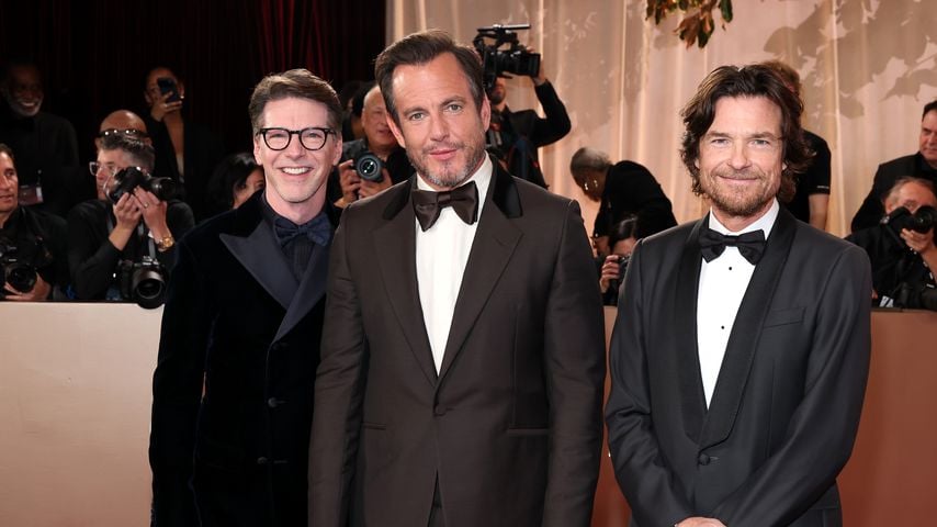 Bei den Golden Globes 2026 im Beverly Hilton: Sean Hayes, Will Arnett und Jason Bateman