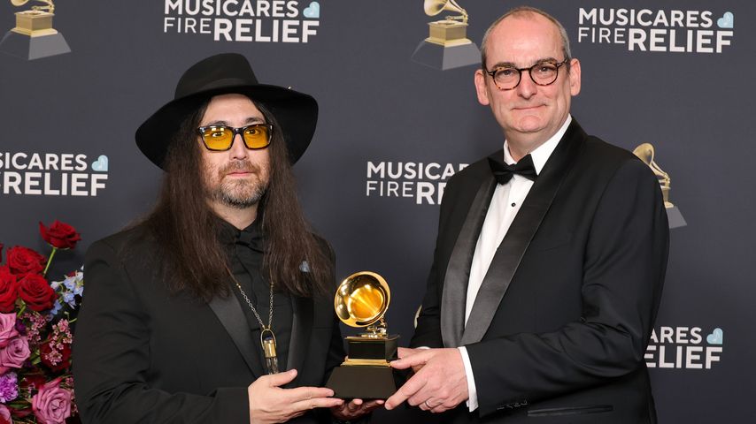 Sean Ono Lennon und Simon Hilton mit ihrem gewonnenen Grammy bei der Verleihung in Los Angeles