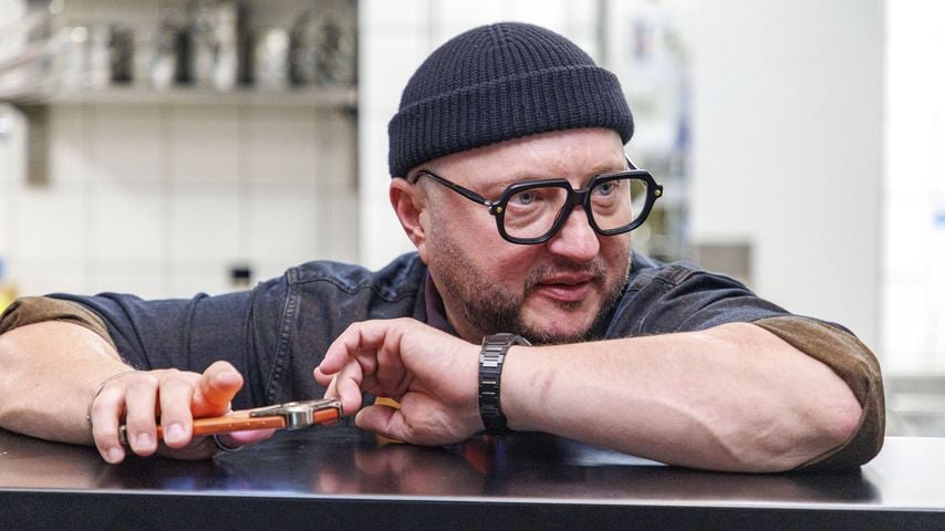 Sebastian Lege bereitet ein cremiges One-Pan-Chicken im Paris Club, 25hours Hotel Das Tour, Düsseldorf, 15.01.2026.