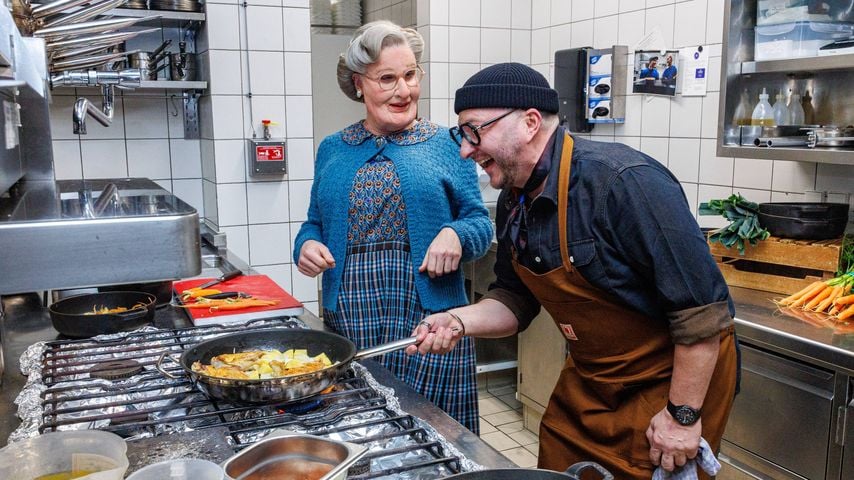 Sebastian Lege kocht im 25hours Hotel Düsseldorf mit Mrs. Doubtfire-Darsteller Dustin Smailes ein One-Pan-Chicken.