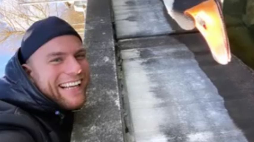 Nach Skandal: Hier kuschelt Bachelor Basti mit einem Schwan!