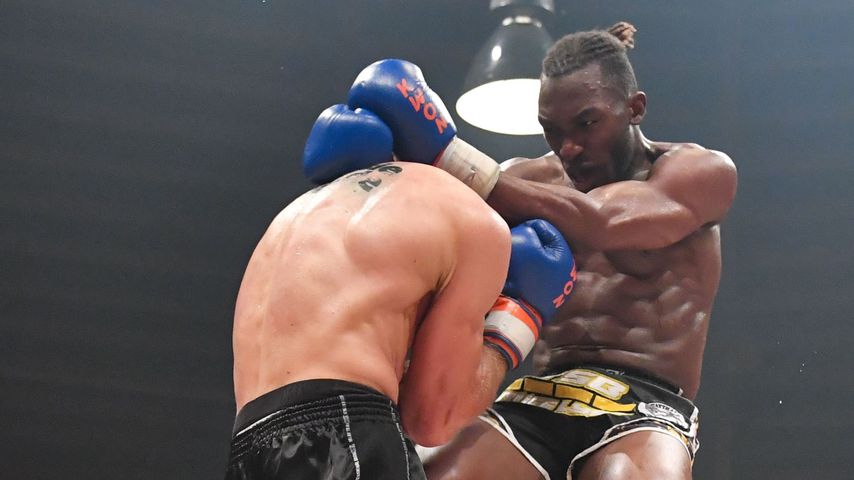 Sebastian Preuss im Kampf mit Loic Njeya