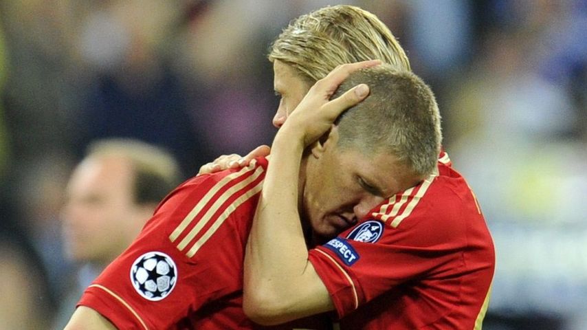 Prost! Schweini stößt mit Sekt auf Winterpause an