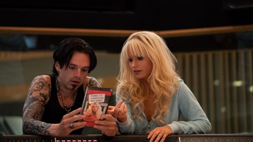 Sebastian Stan und Lily James als Tommy Lee und Pamela Anderson in "Pam & Tommy"