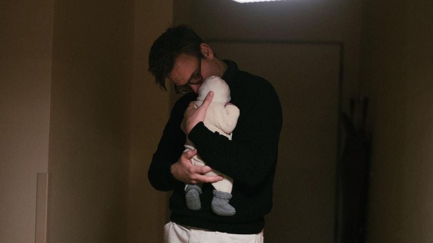 Sebastian Tigges mit seiner Tochter im Arm