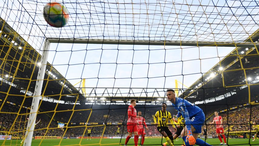 Sébastien Haller schießt sein Tor gegen den SC Freiburg