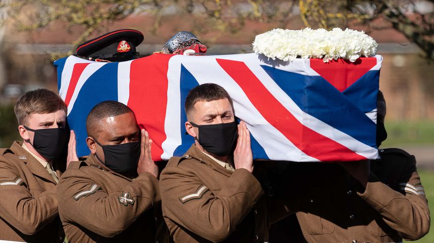 Soldaten tragen den Sarg von Tom Moore
