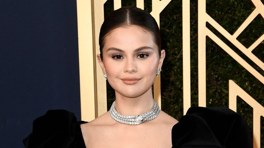 Sturz in Heels: Selena Gomez betritt SAG-Awards-Bühne barfuß