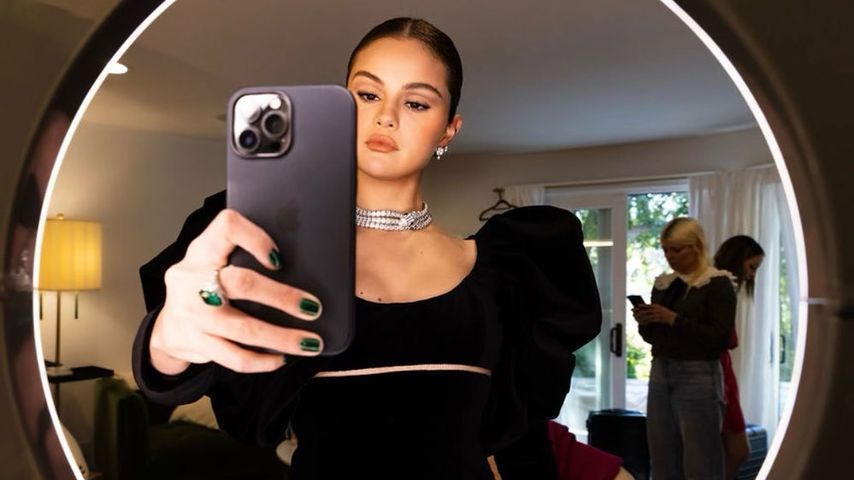 Heel-Sturz bei SAG-Awards: Selena Gomez sieht es gelassen