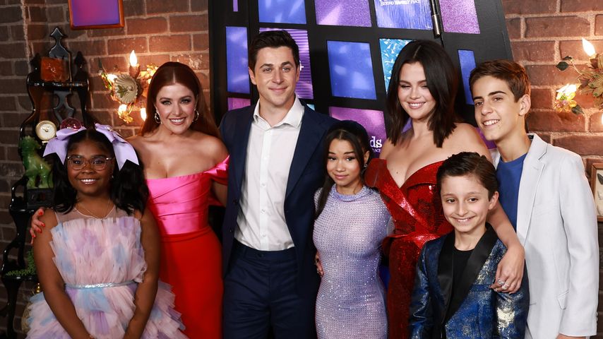 Selena Gomez mit ihren Co-Stars bei der "Wizards beyond Waverly Place"-Premiere, 2024