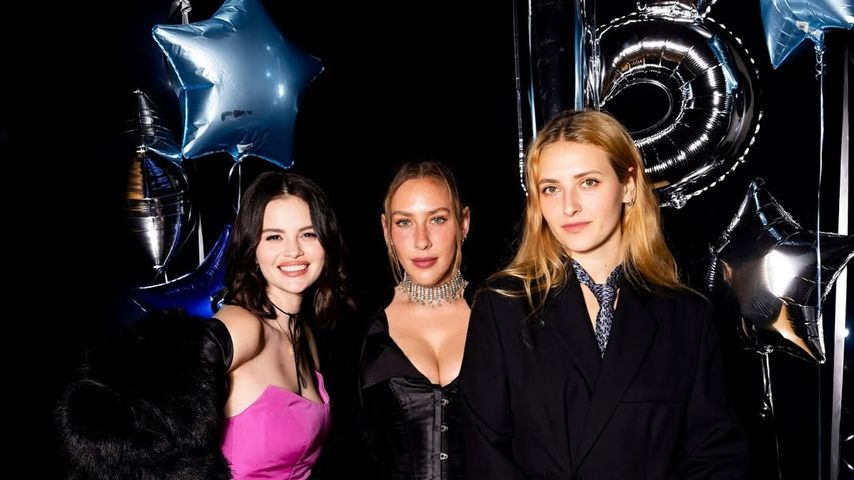 Selena Gomez mit Theresa Marie Mingus und Anna Collins im März 2025