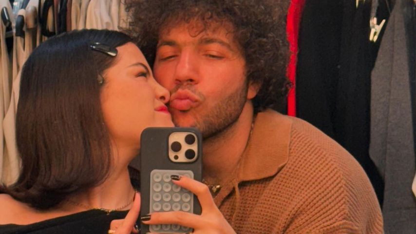 Selena Gomez und Benny Blanco kuscheln auf einem Selfie, Instagram, 2024