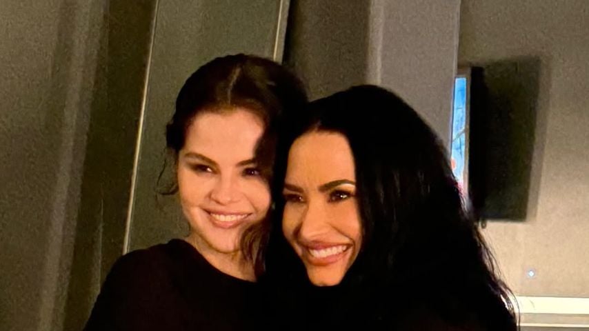 Selena Gomez und Demi Lovato Backstage beim Auftaktkonzert von Demis "It's Not That Deep"-Tour 2026