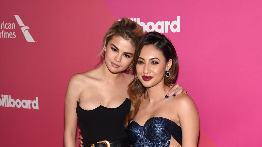 Selena Gomez und Francia Raisa während der "Billboard Women in Music"-Gala im Jahr 2017