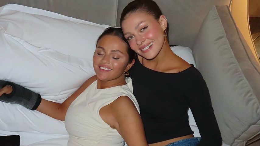 Selena Gomez und Nicola Peltz im September 2023