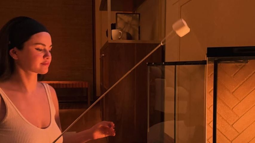 Selena Gomez in einem gemütlichen Moment am Kamin.