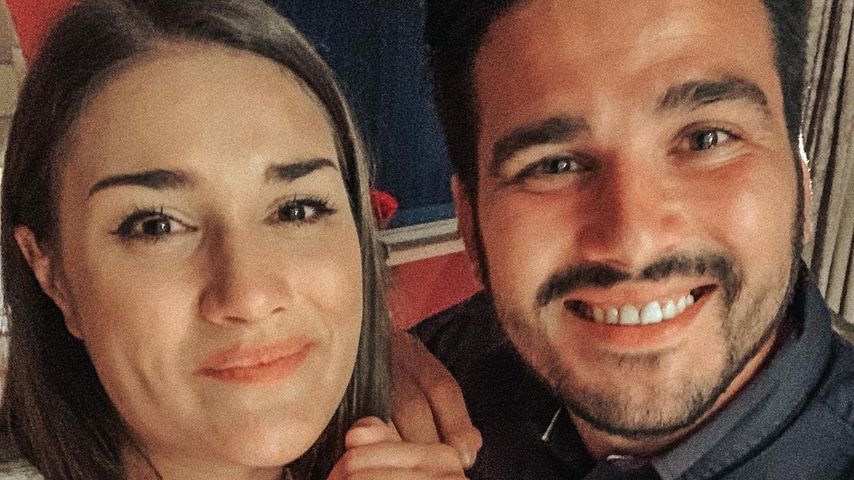 Selina Herrero und ihr Partner mit ihrem Verlobungsring