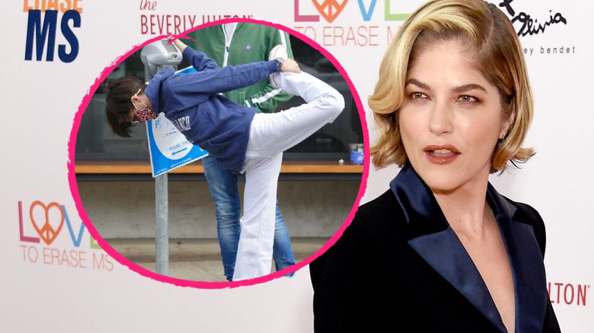 Ganz schön gelenkig: Selma Blair macht Dehnübungen im Freien