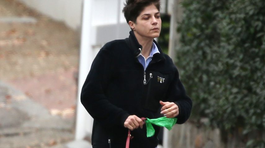 Lässig: Selma Blair genießt einen Spaziergang mit ihrem Hund