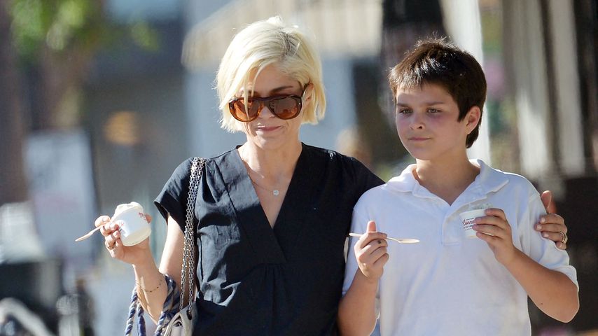 Selma Blair mit ihrem Hund und ihrem Sohn Arthur, Oktober 2023