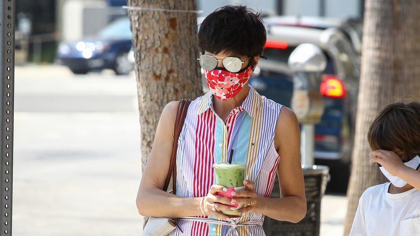 Ohne Stütze: Selma Blair schlendert munter durch die Straßen
