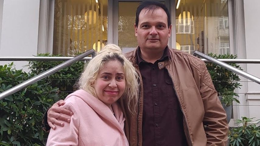 Selma und ihr guter Freund Micha vor einer Schönheitsklinik in Hamburg