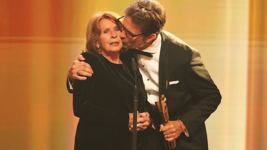 Senta Berger nimmt den Lola als Beste Schauspielerin entgegen, Simon Verhoeven überreicht ihr die Auszeichnung in Berlin