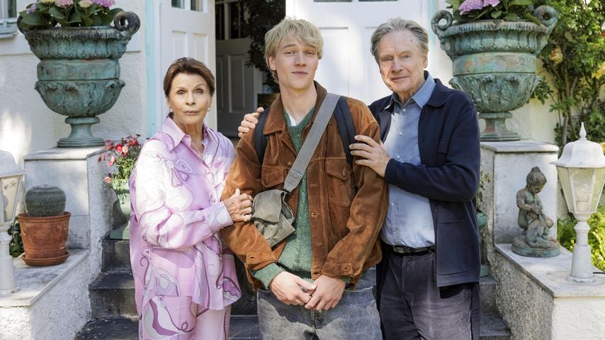 Senta Berger und Michael Wittenborn mit ihrem Film-Enkel in "Ach, diese Lücke, diese entsetzliche Lücke", 2026