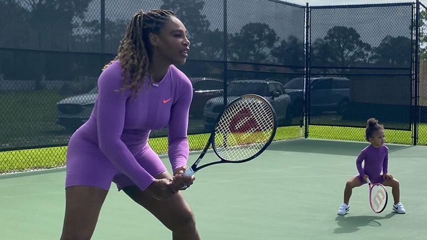 Serena Williams mit ihrer Tochter Alexis auf dem Tennisplatz