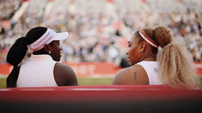 Victoria Mboko und Serena Williams besprechen sich bei den HSBC Championships