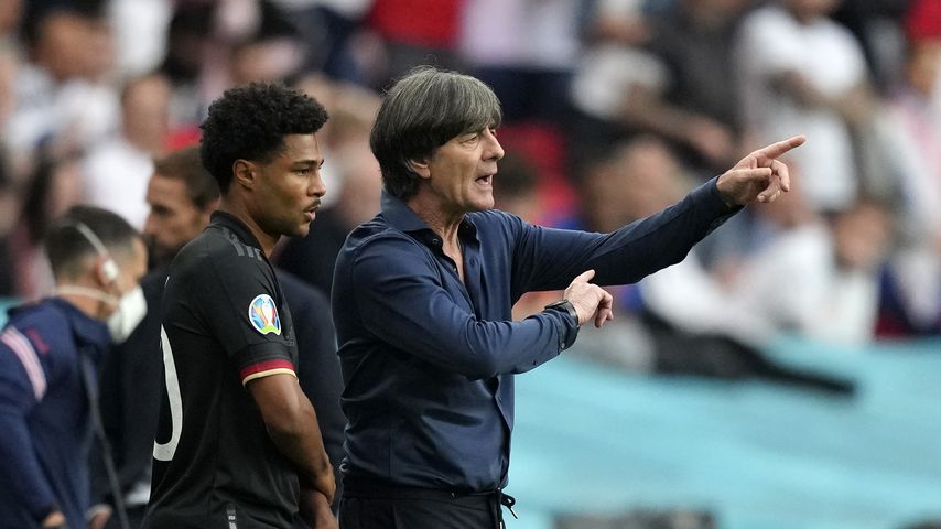 Serge Gnabry und Jogi Löw beim EM-Spiel von England gegen Deutschland