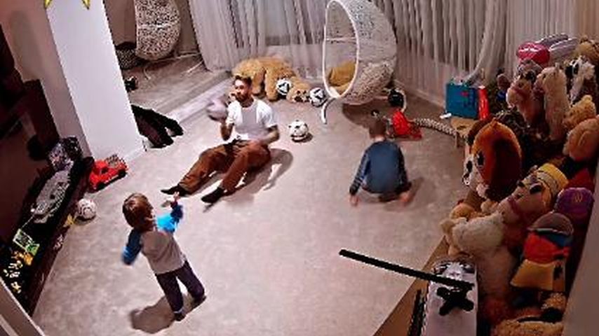 Sergio Ramos spielt mit seinen Kindern Fußball