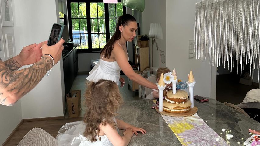 Serkan und Samira Yavuz mit ihren Töchtern, Mai 2025