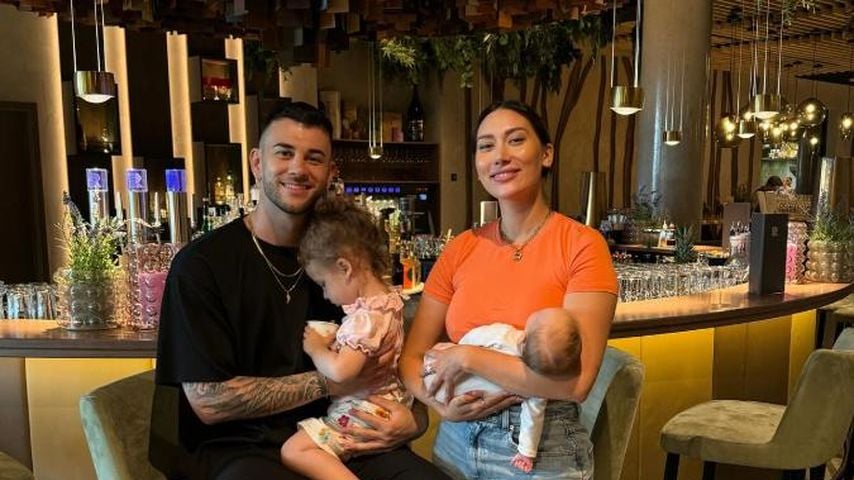 Serkan und Samira Yavuz mit ihren Töchtern Nova und Valea, Juni 2025