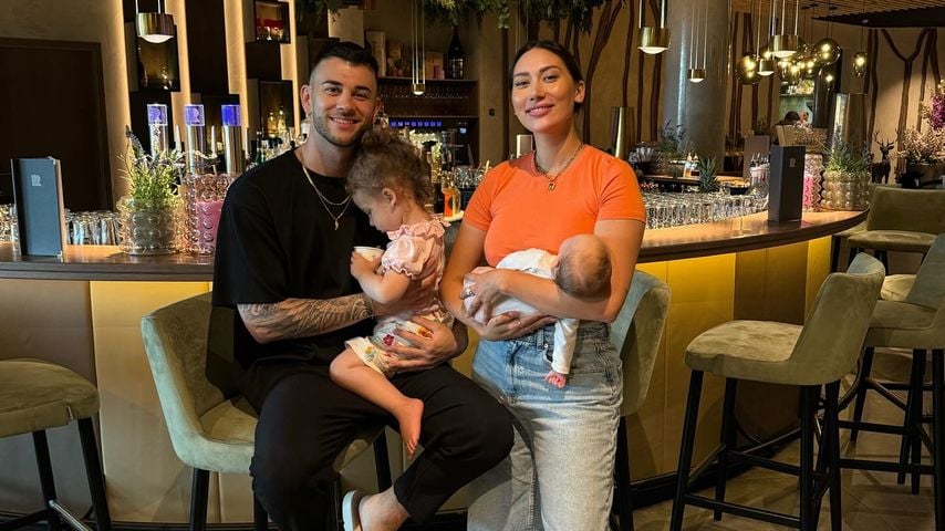 Serkan und Samira Yavuz mit ihren zwei Töchtern im Juni 2024